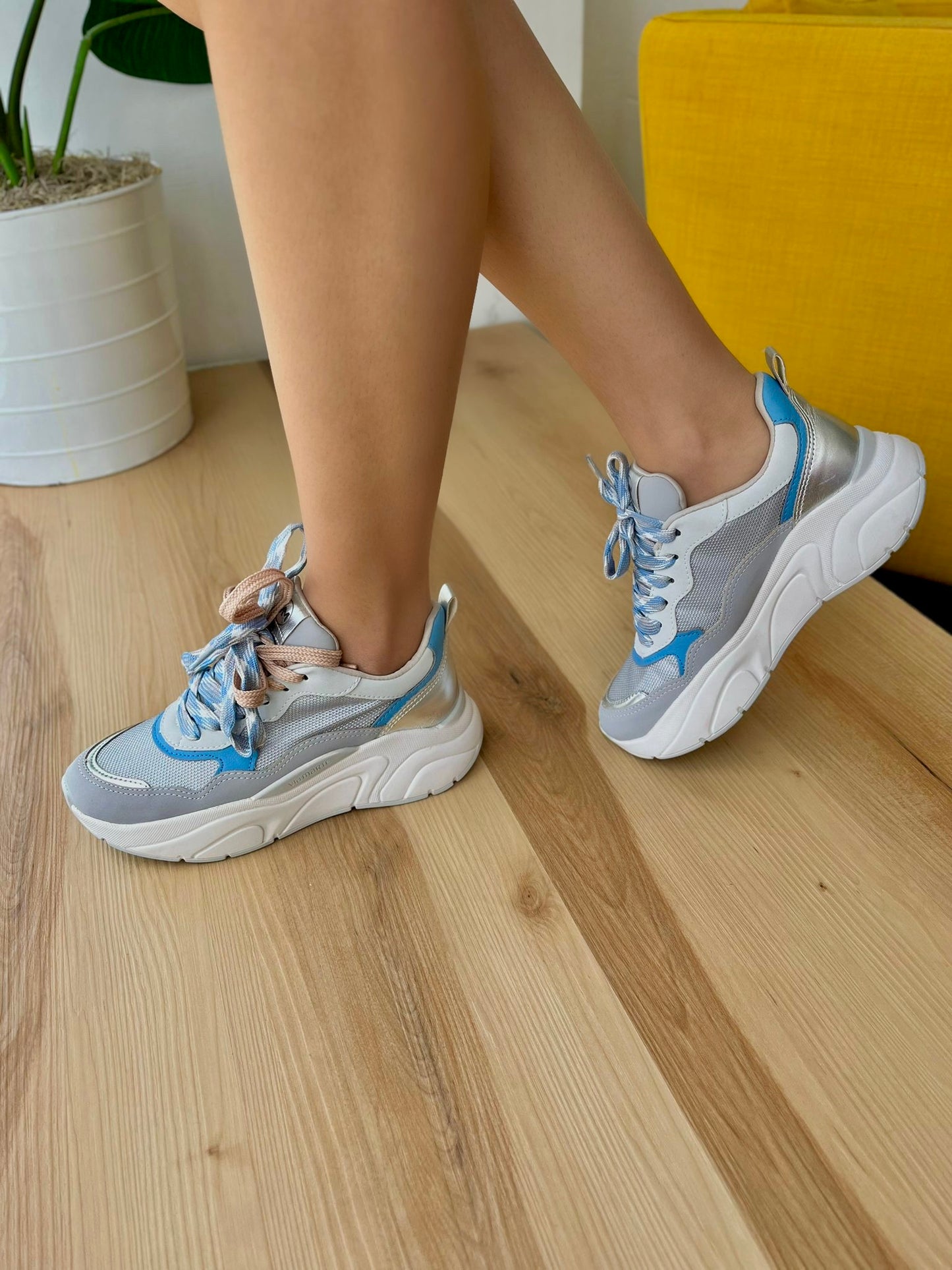 Ootd sneaker- size 4,11 - Stela The Shoetique